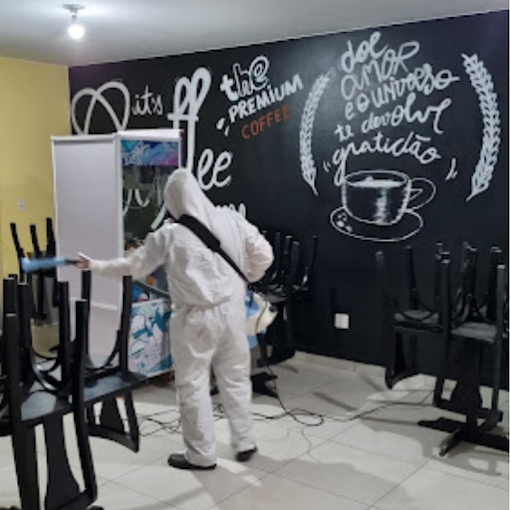 Técnico NOVAECO realizando sanitização em ambiente interno — café e restaurante