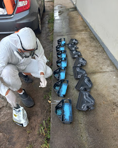Técnico NOVAECO posicionando estações de isca para controle de ratos e roedores